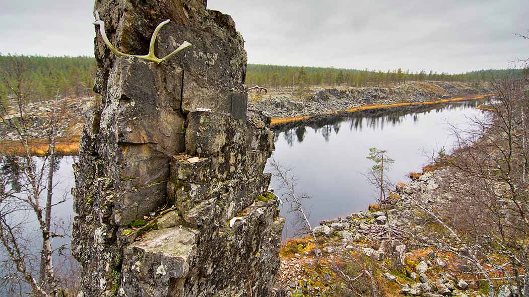 Ett naturligt stenmonument vid sjöns strand.