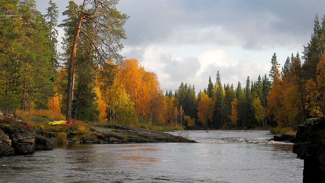 Paddlarna har paus vid Unarinkögäs forsen. Bild: Olli Vainio