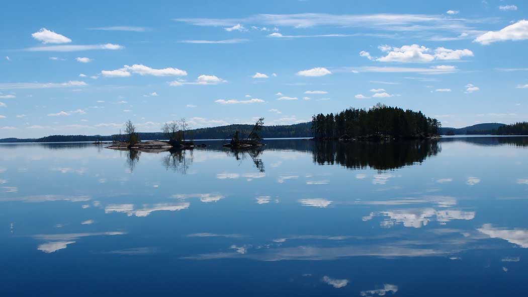 Sjö. Längre bort finns skär.