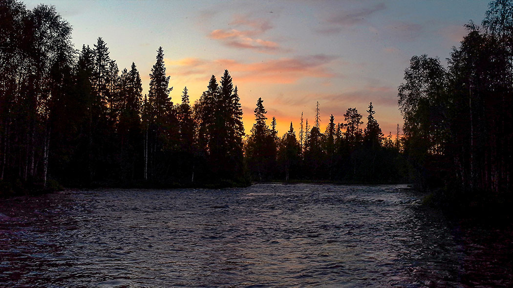 Kvällsfärger vid Saarikoski forsen i Simojoki. Bild: Juha Paso.