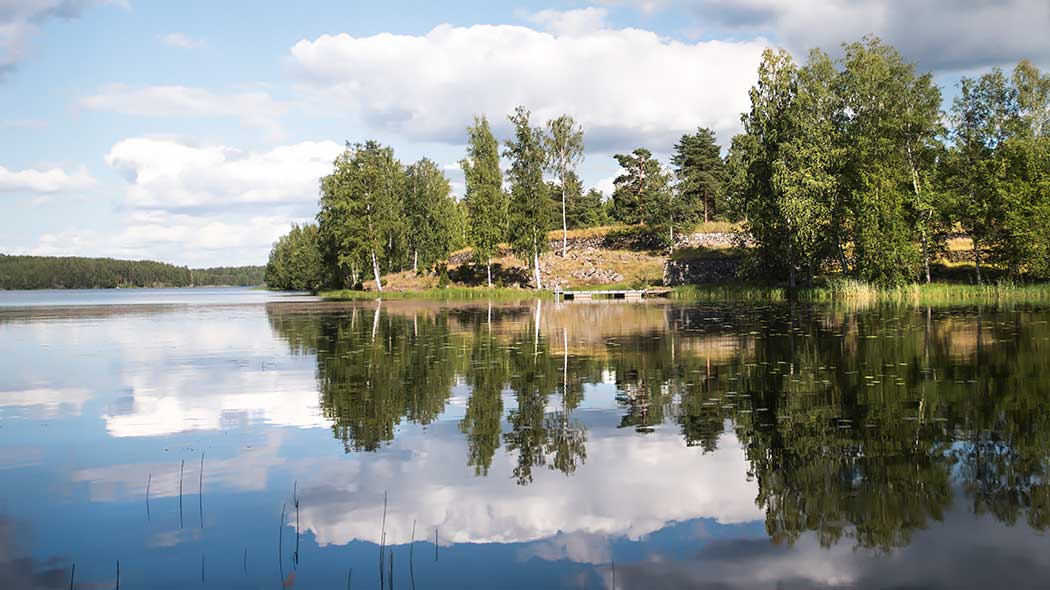 Ruiner av fästningens mur sett från andra sidan fjärden.