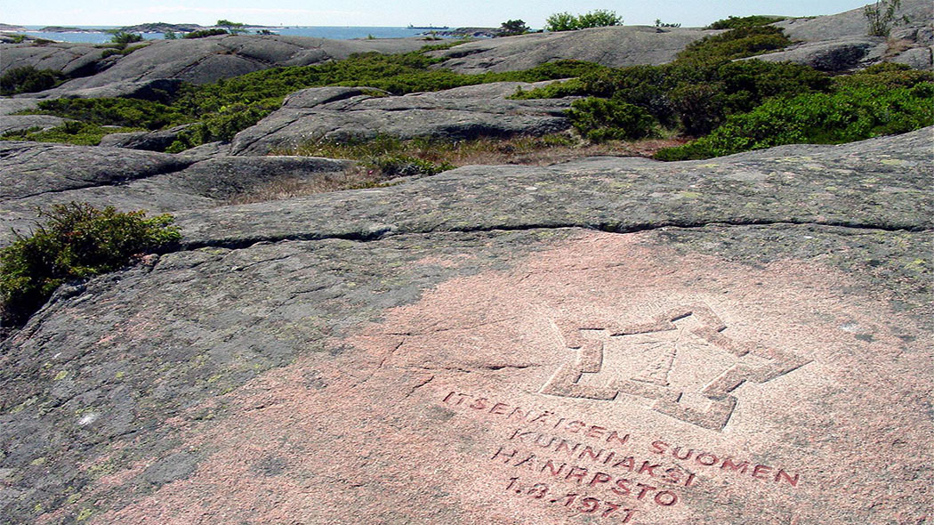 I berget inristat en text, ovanför en bild.