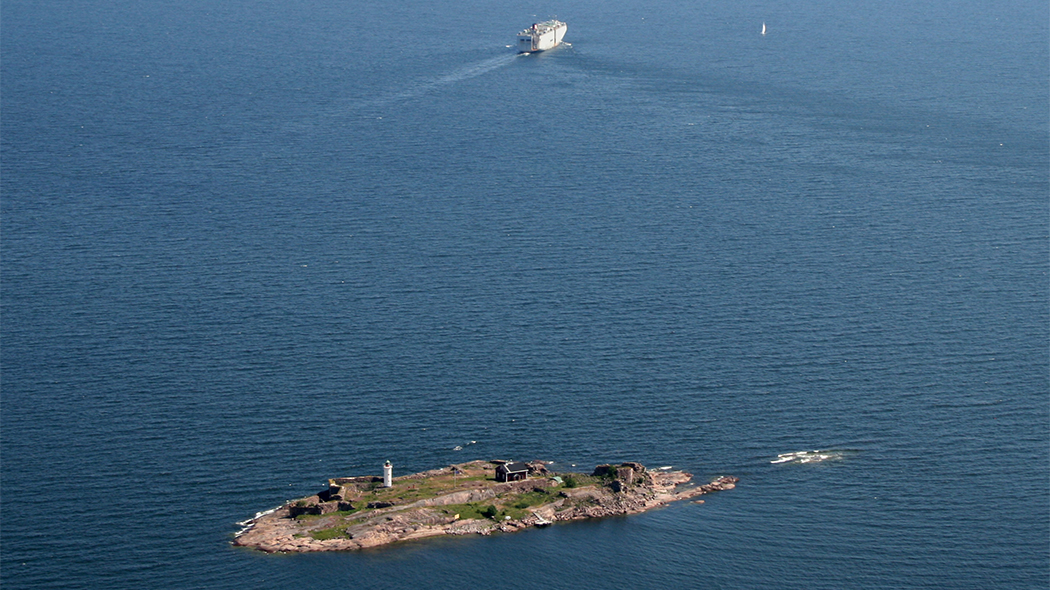 Flygbild, holme och havet. Fartyg som styr ut mot öppna havet.