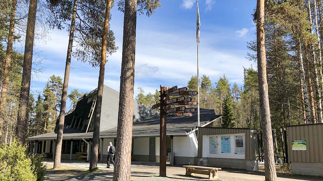 Byggnad på våren. På innergården finns en skyltgrupp.