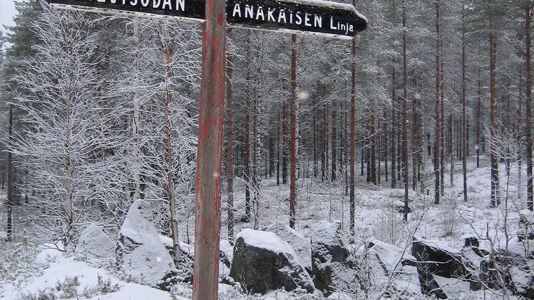 Orientering i snöig skog.